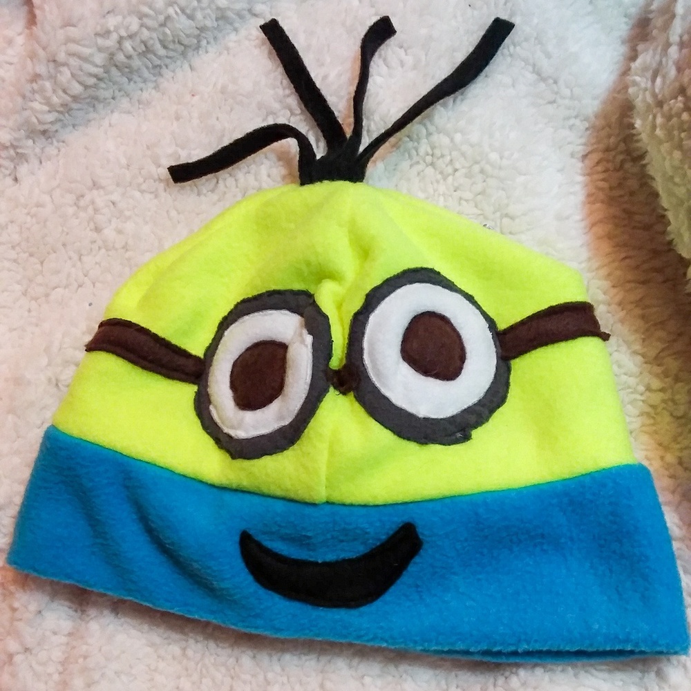 HP🎉 NWT yellow and blue fleece minions winter hat